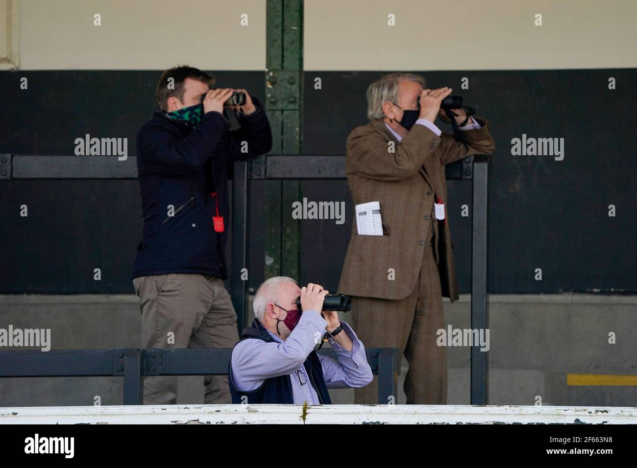 I proprietari guardano i corridori e i piloti mentre gareggiano nella gara di Join Racing TV Now Maiden hurdle all'Ippodromo di Warwick. Data immagine: Martedì 30 marzo 2021. Foto Stock