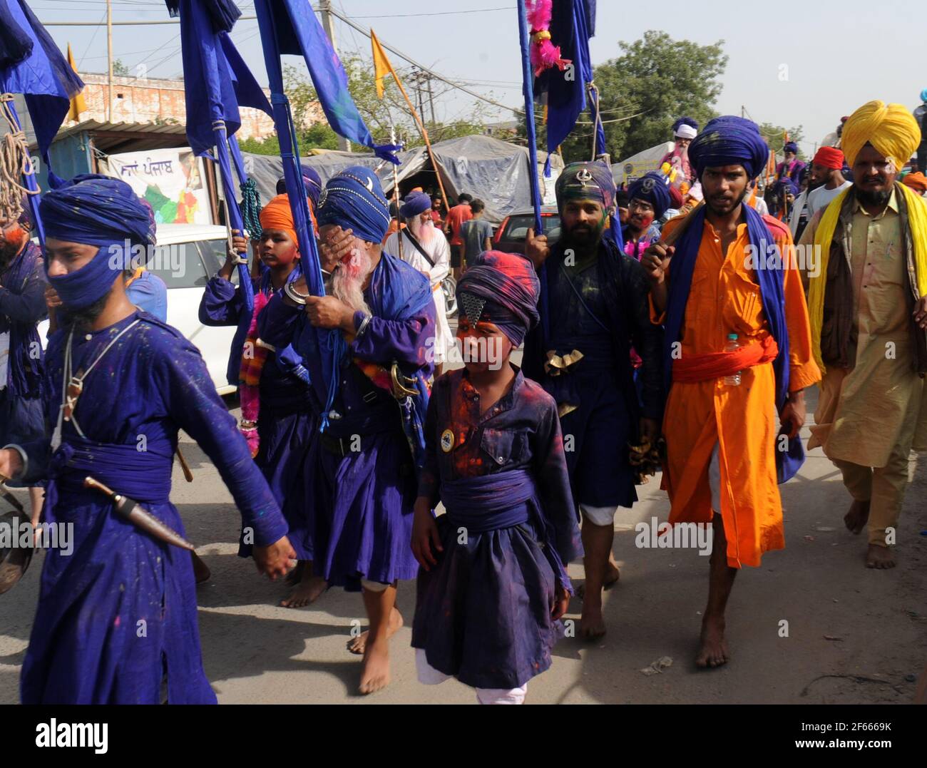 Hola Mohalla processione sul sito di protesta degli agricoltori a Singhu Delhi border.Hola Mohalla è un festival di tre giorni iniziato dal 10 Sikh Guru Govind Singh per i Ninhang (santo guerriero sikh) per mostrare la tecnica dell'arte marziale e indulgere battaglia simulk. (Foto di Sandip Saha/Pacific Press) Foto Stock
