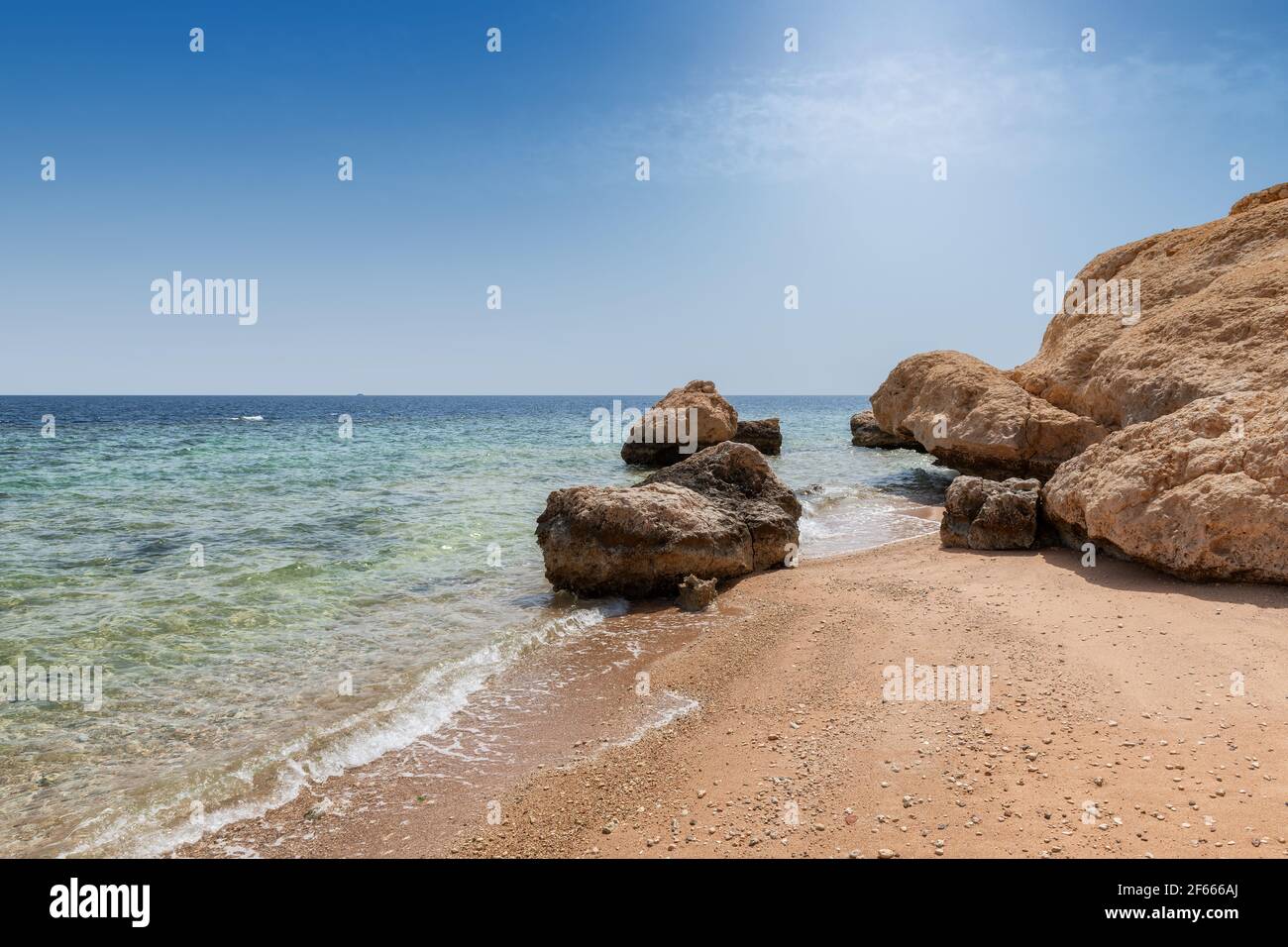 Bella spiaggia di corallo soleggiata del Mar Rosso, Egitto Foto Stock