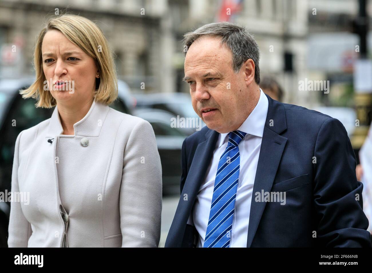 Nigel Dodds, leader del DUP nella Camera dei Comuni e vice leader del DUP, a Westminster con la corrispondente politica della BBC Laura Kuenssberg Foto Stock