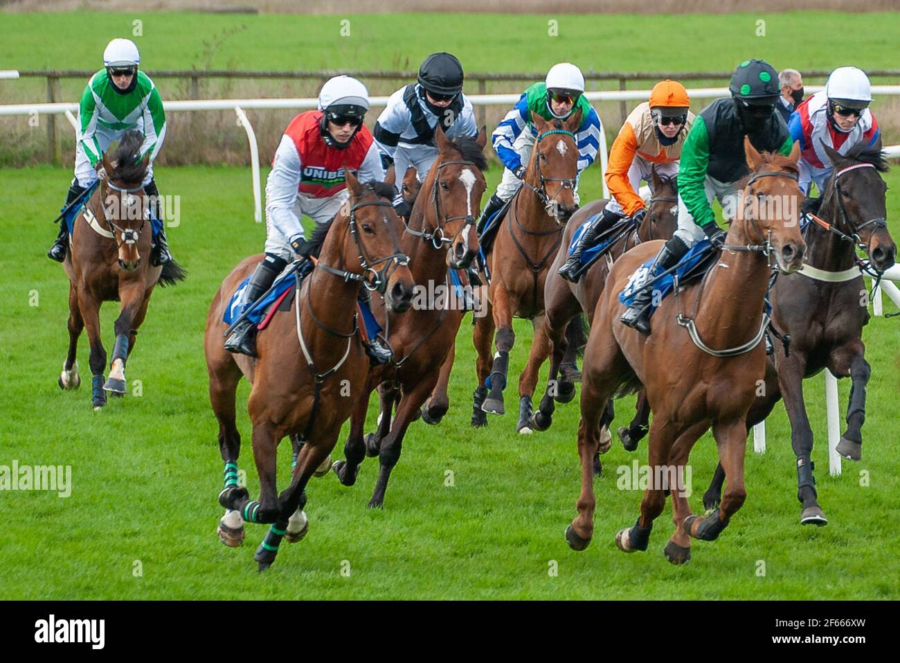 Stratford Upon Avon, Regno Unito. 29 marzo 2021. Gara uno in corso durante le gare di Stratford-upon-Avon all'ippodromo di Stratford-upon-Avon a Stratford-upon-Avon, Inghilterra - Lunedì 29/03/2021 Credit: SPP Sport Press Photo. /Alamy Live News Foto Stock