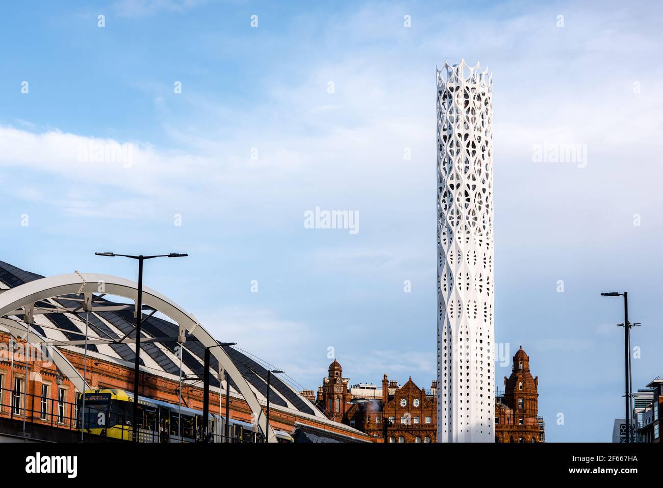 Tower of Light con Manchester Central e il Midland Hotel sullo sfondo. Foto Stock
