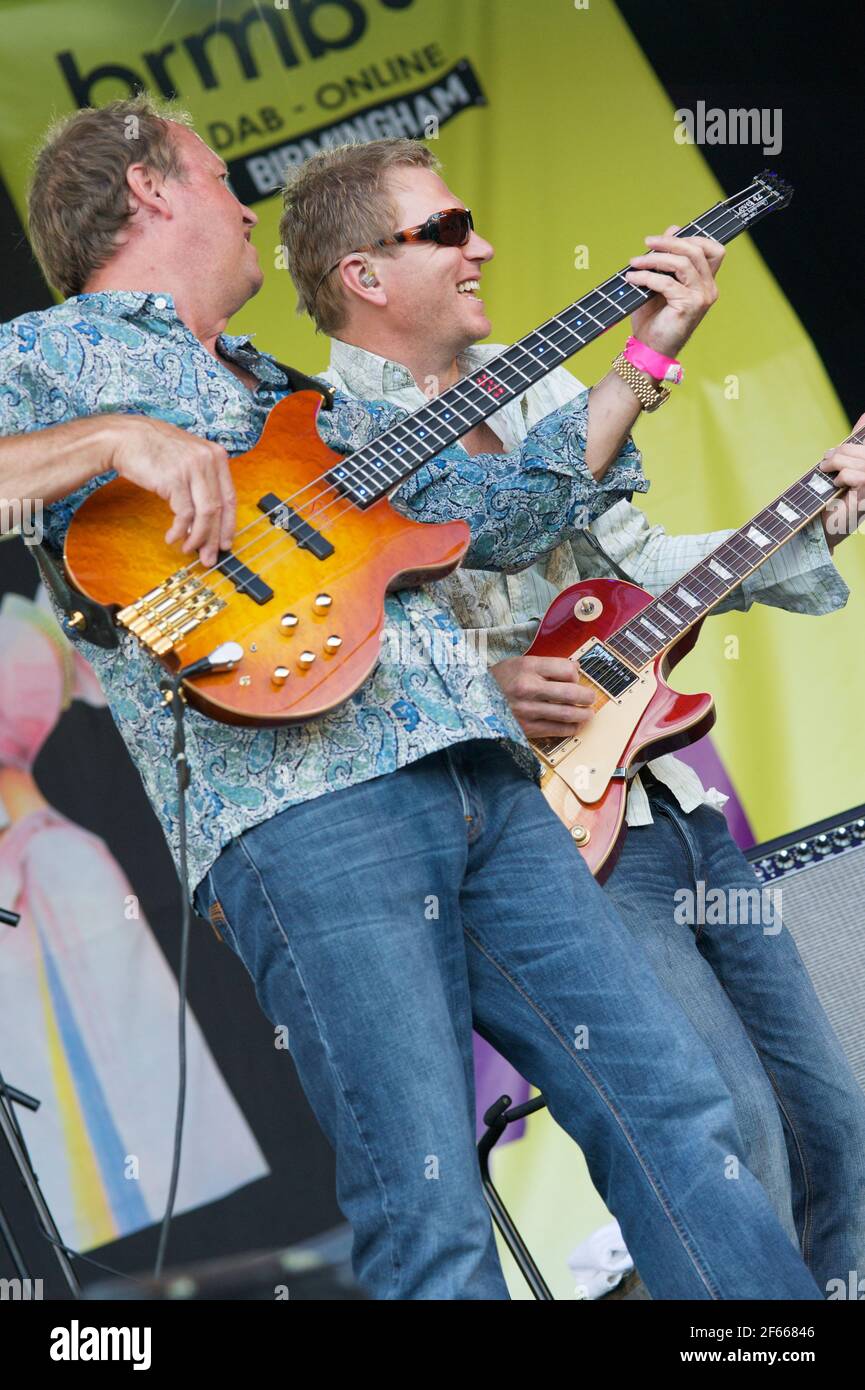 Mark e Nathan King of Level 42 giocano dal vivo a. Il Midlands Music Festival 2010 Foto Stock