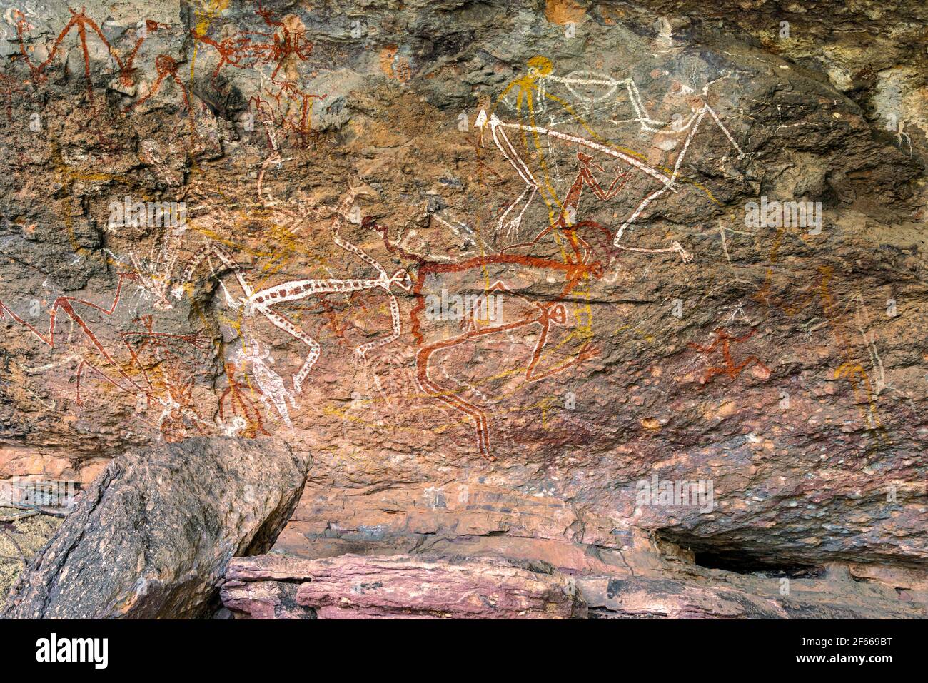 Antica arte rupestre aborigena nella Galleria di Anbangbang, Nourlangie (Burrunggui), Parco Nazionale di Kakadu, territorio del Nord, Australia Foto Stock