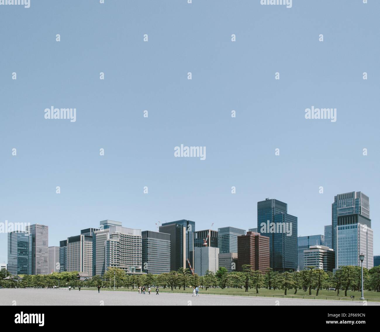 Chiyoda, Tokyo, Giappone - skyline del quartiere di Marunouchi vista dai giardini del Palazzo Imperiale. Uno dei quartieri finanziari più prestigiosi di Tokyo. Foto Stock