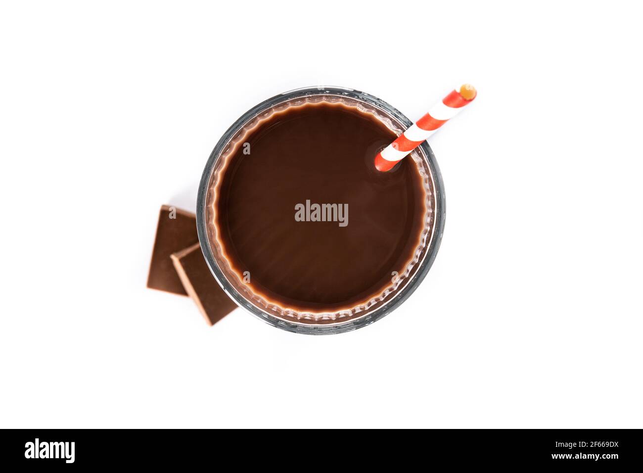 Frullato di cioccolato in vetro isolato su sfondo bianco Foto Stock