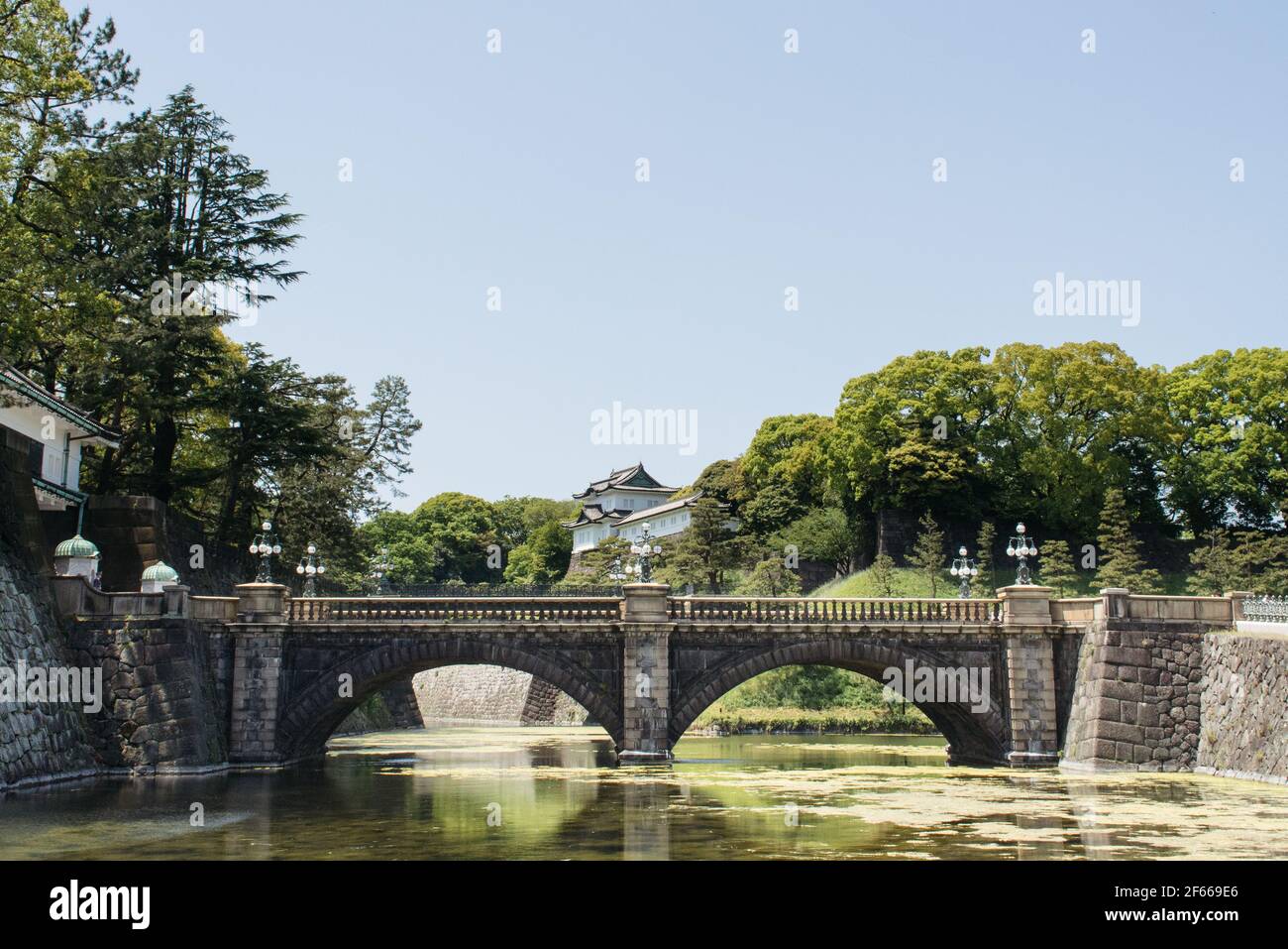 Tokyo, Giappone - Nijubashi nel Palazzo Imperiale di Tokyo, due ponti che formano un ingresso ai giardini interni del palazzo. Foto Stock