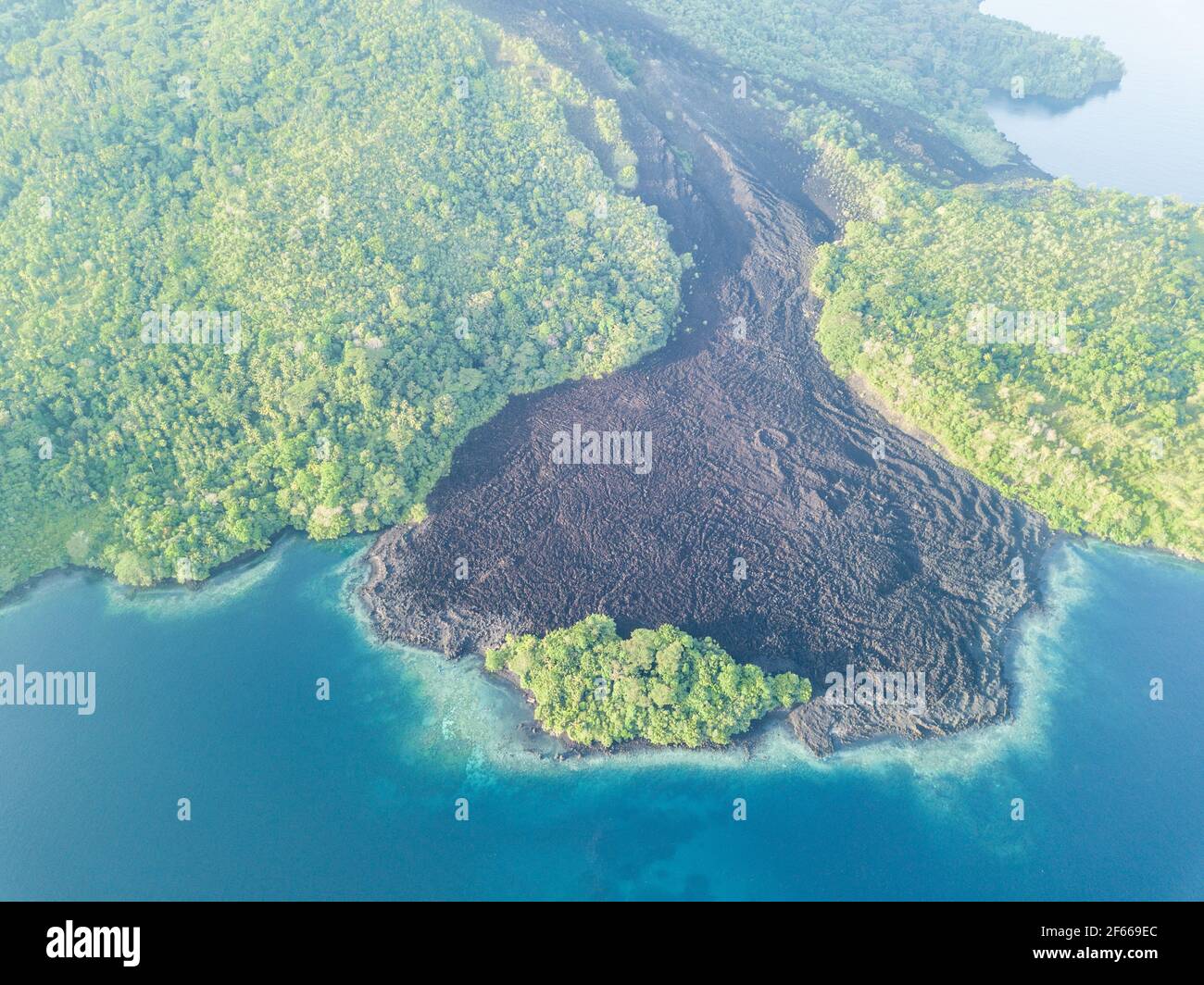 Un vecchio flusso di lava ha fatto la sua strada verso il mare su banda API, un vulcano attivo nelle Isole banda dell'Indonesia. Questo fa parte dell'anello del fuoco. Foto Stock