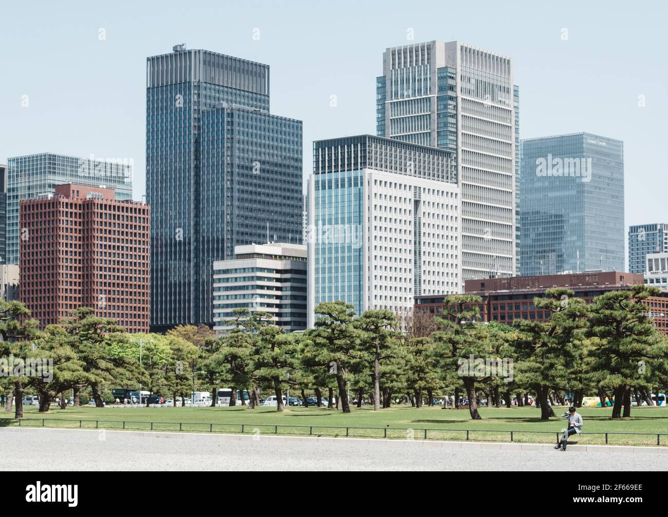 Chiyoda, Tokyo, Giappone - skyline del quartiere di Marunouchi vista dai giardini del Palazzo Imperiale. Uno dei quartieri finanziari più prestigiosi di Tokyo. Foto Stock