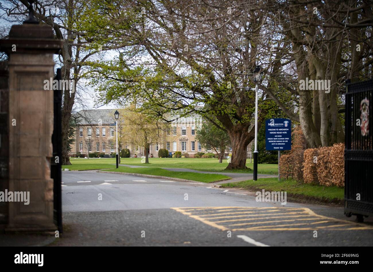 L'entrata principale della Merchiston School, Edimburgo. Jonathan Anderson, direttore della scuola del castello di Merchiston, ha detto alla scozzese Child Abuse Inquiry che le preoccupazioni di una 'cultura predatoria' sono un problema per tutte le scuole e individuare scuole solo per ragazzi in relazione alla questione è 'non giusto'. Data immagine: Martedì 30 marzo 2021. Foto Stock