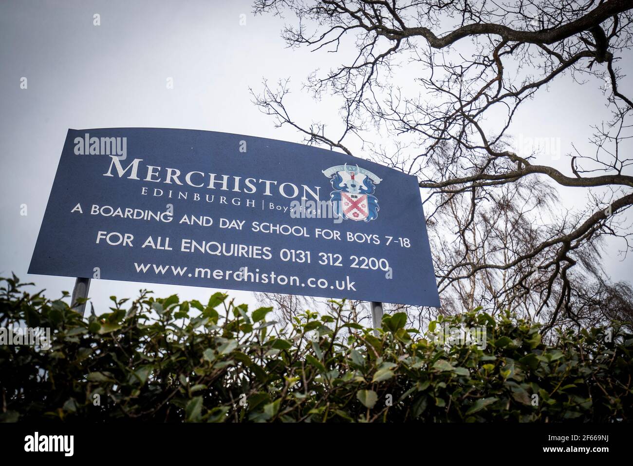 Un cartello all'esterno della Merchiston School, Edimburgo. Jonathan Anderson, direttore della scuola del castello di Merchiston, ha detto alla scozzese Child Abuse Inquiry che le preoccupazioni di una 'cultura predatoria' sono un problema per tutte le scuole e individuare scuole solo per ragazzi in relazione alla questione è 'non giusto'. Data immagine: Martedì 30 marzo 2021. Foto Stock