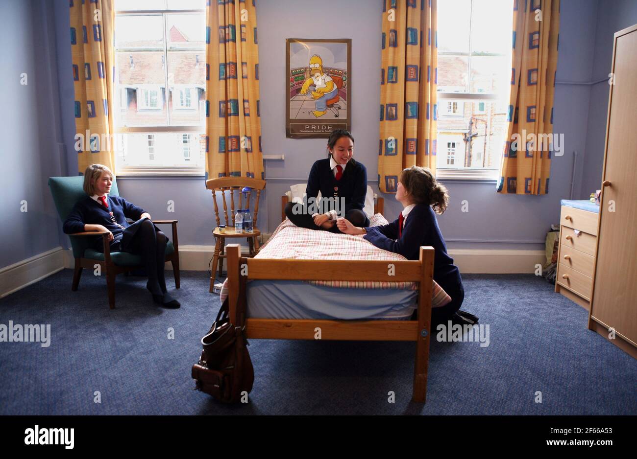 Scuola di Heathfield St Mary Ascot.... L a R Laura Nissen, (testa ragazza)Gabrielle Floirendo e Rosanna Coates nei dormitori. pic David Sandison 12/10/2007 Foto Stock