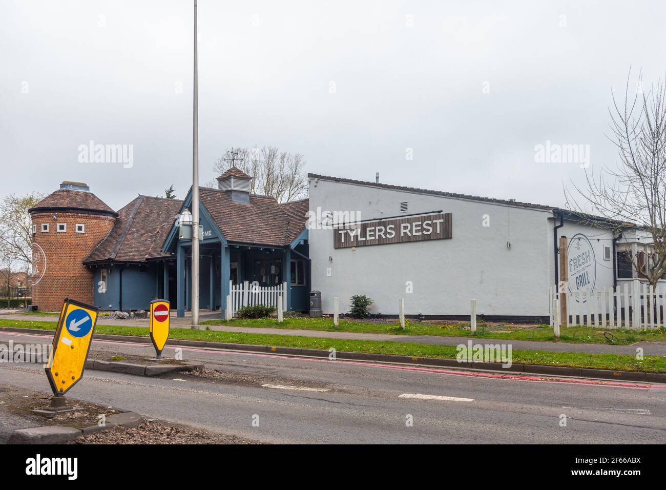 Tylers Rest è un pub e ristorante di proprietà del gruppo Sizzling Pub e si trova nella zona di Tilehurst di Reading, Regno Unito. Foto Stock