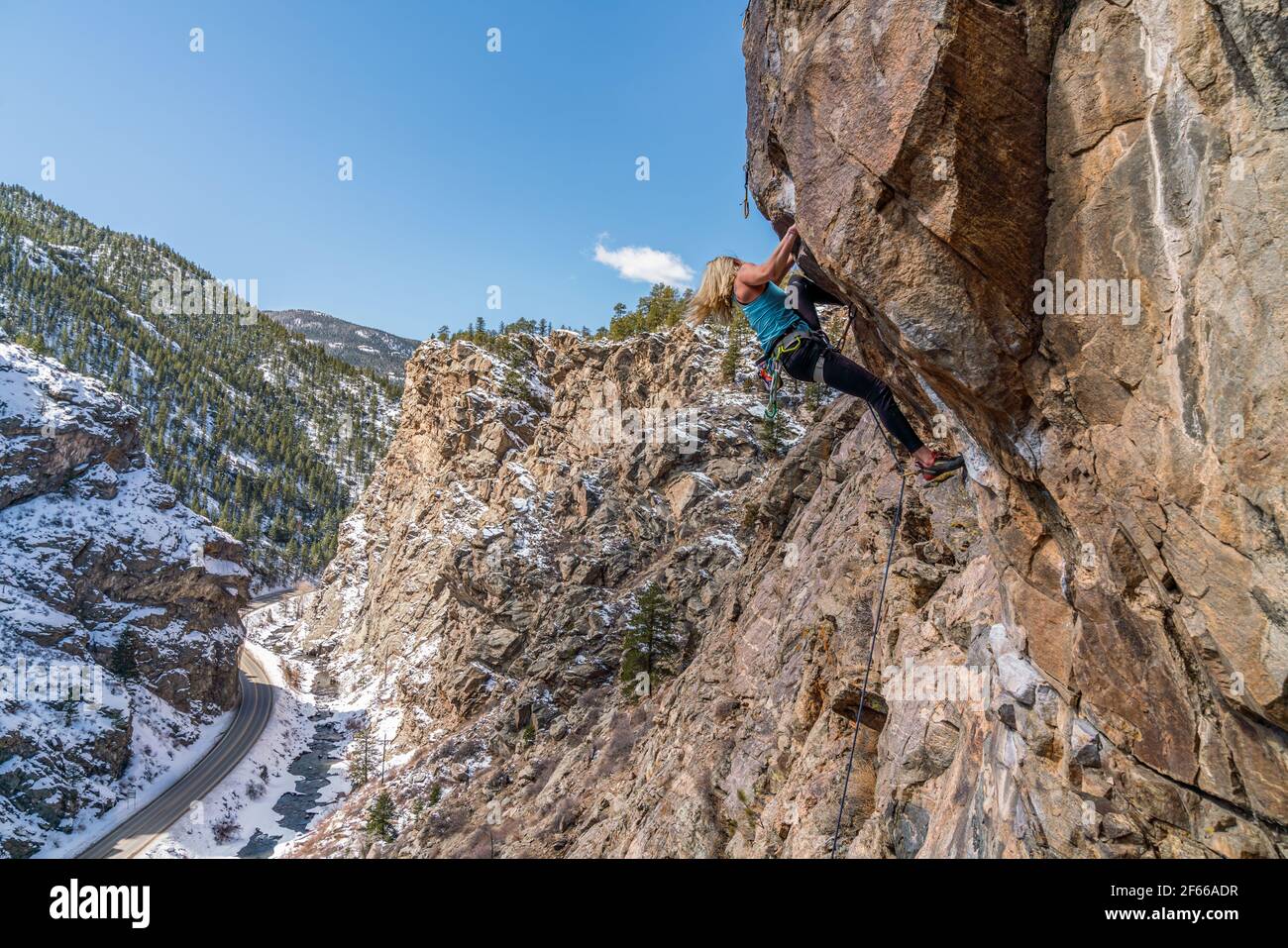 3/27/21 Golden, Colorado - una donna lavora le mosse su una ripida scalata rocciosa nel Clear Creek Canyon. Foto Stock