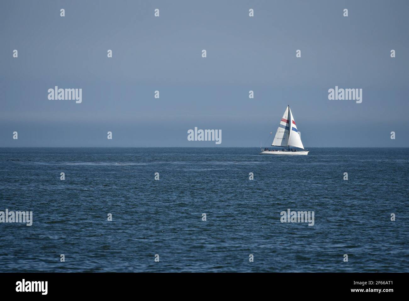 Paesaggio con una barca a vela sulle acque di Santa Cruz in California, Stati Uniti. Foto Stock