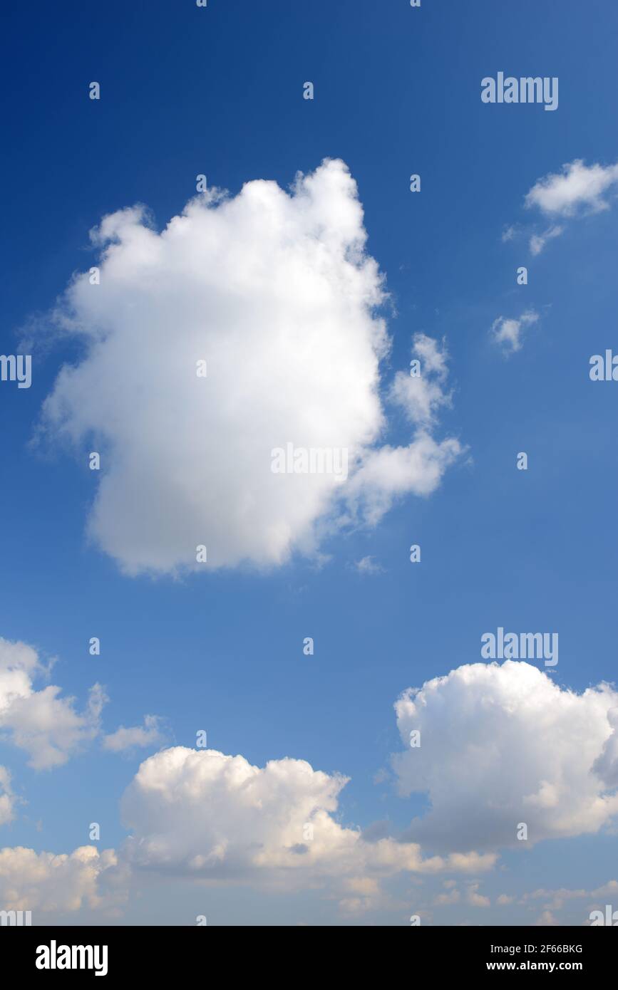 Cielo blu pulito con nuvola bianca. Ossigeno, ambiente. Foto Stock
