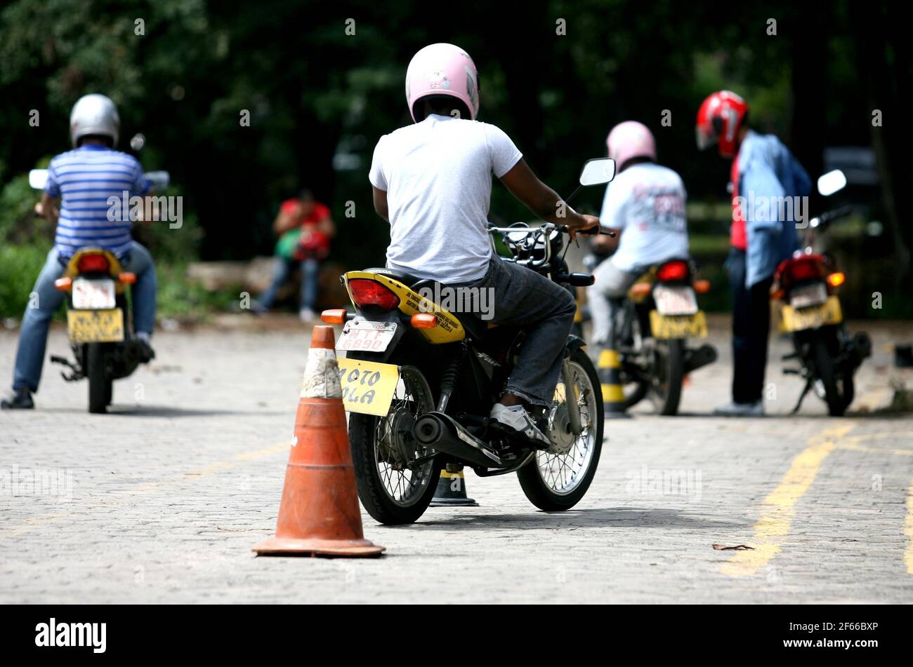 salvador, bahia / brasile - 22 luglio 2014: Studente presso la scuola di auto fa pratica moto di formazione nel quartiere Itaigara nella città di SA Foto Stock