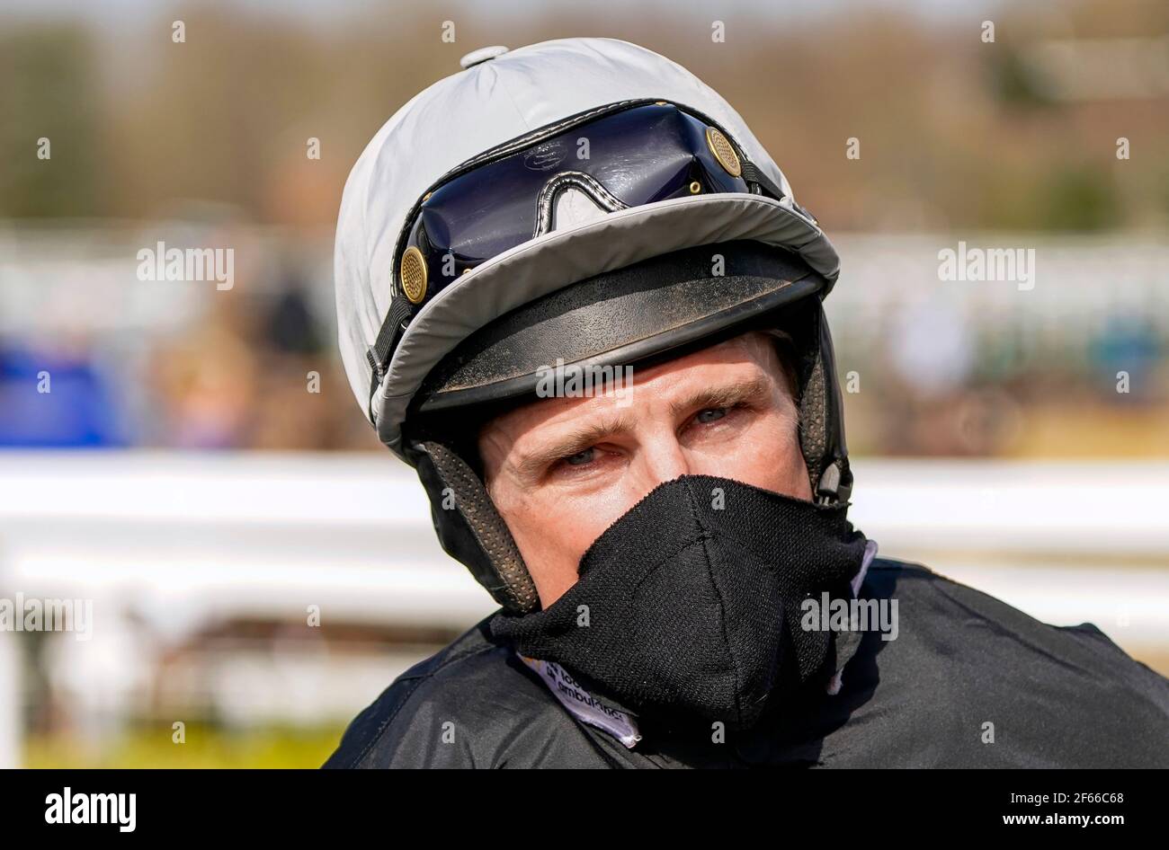 Harry Skelton dopo aver vinto la scommessa a racingtv.com handicap Chase su King D'Argent all'ippodromo di Warwick. Data immagine: Martedì 30 marzo 2021. Foto Stock