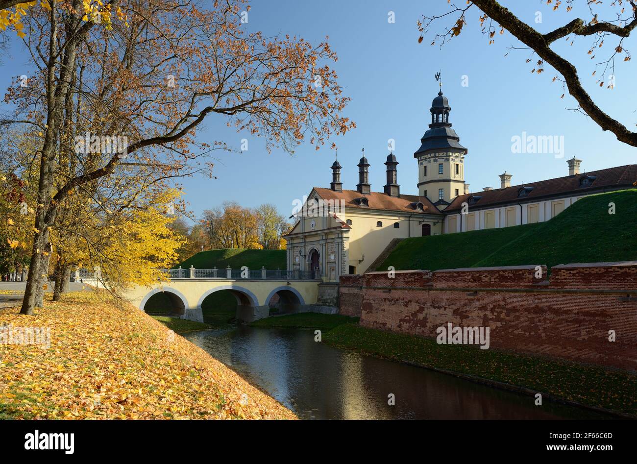 Castello di Nesvizh, Bielorussia. Il complesso del palazzo e del castello, situato a Nesvizh, nella regione di Minsk in Bielorussia. È incluso nel patrimonio dell'umanità dell'UNESCO. Foto Stock