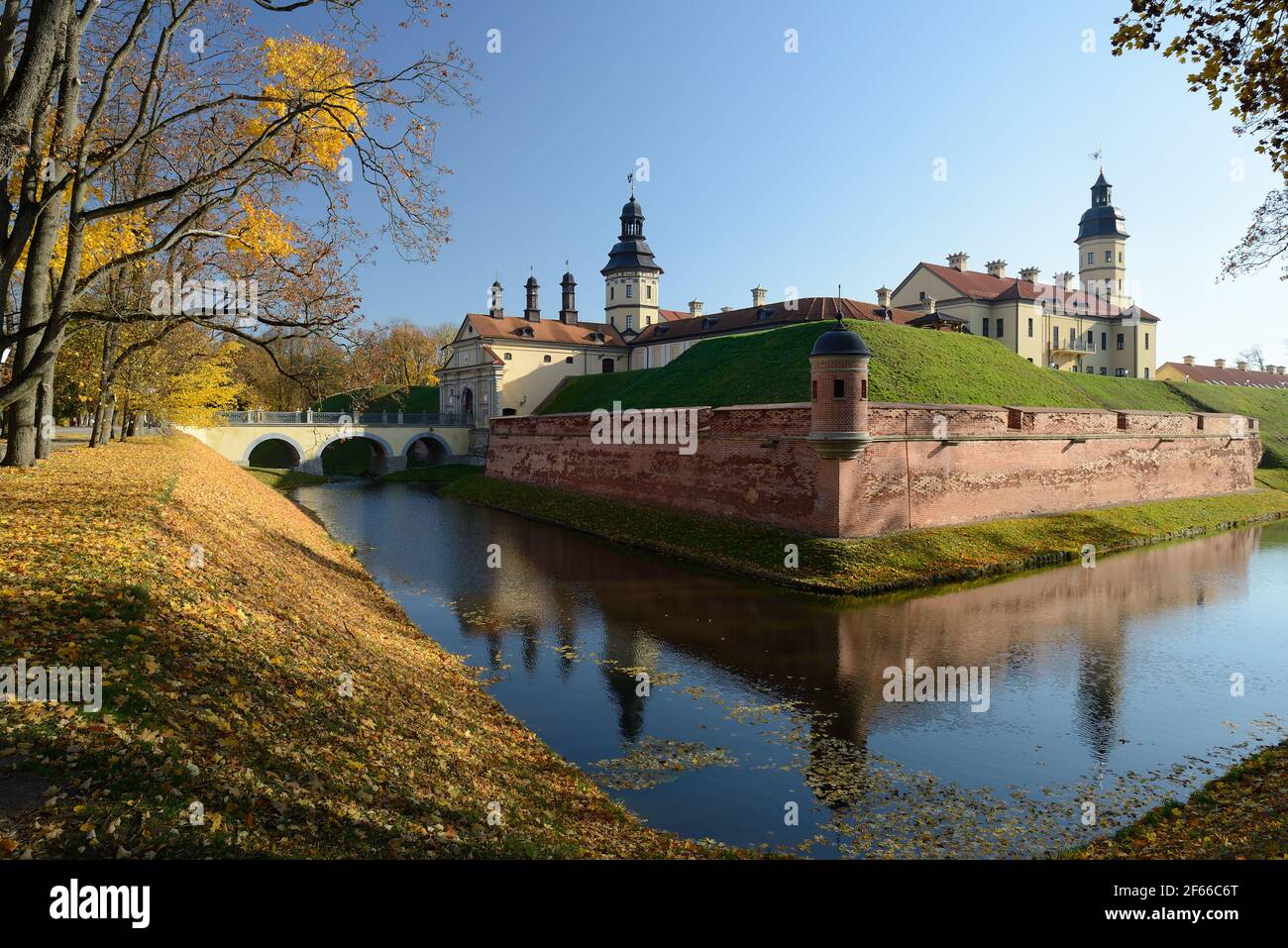 Castello di Nesvizh, Bielorussia. Il complesso del palazzo e del castello, situato a Nesvizh, nella regione di Minsk in Bielorussia. È incluso nel patrimonio dell'umanità dell'UNESCO. Foto Stock