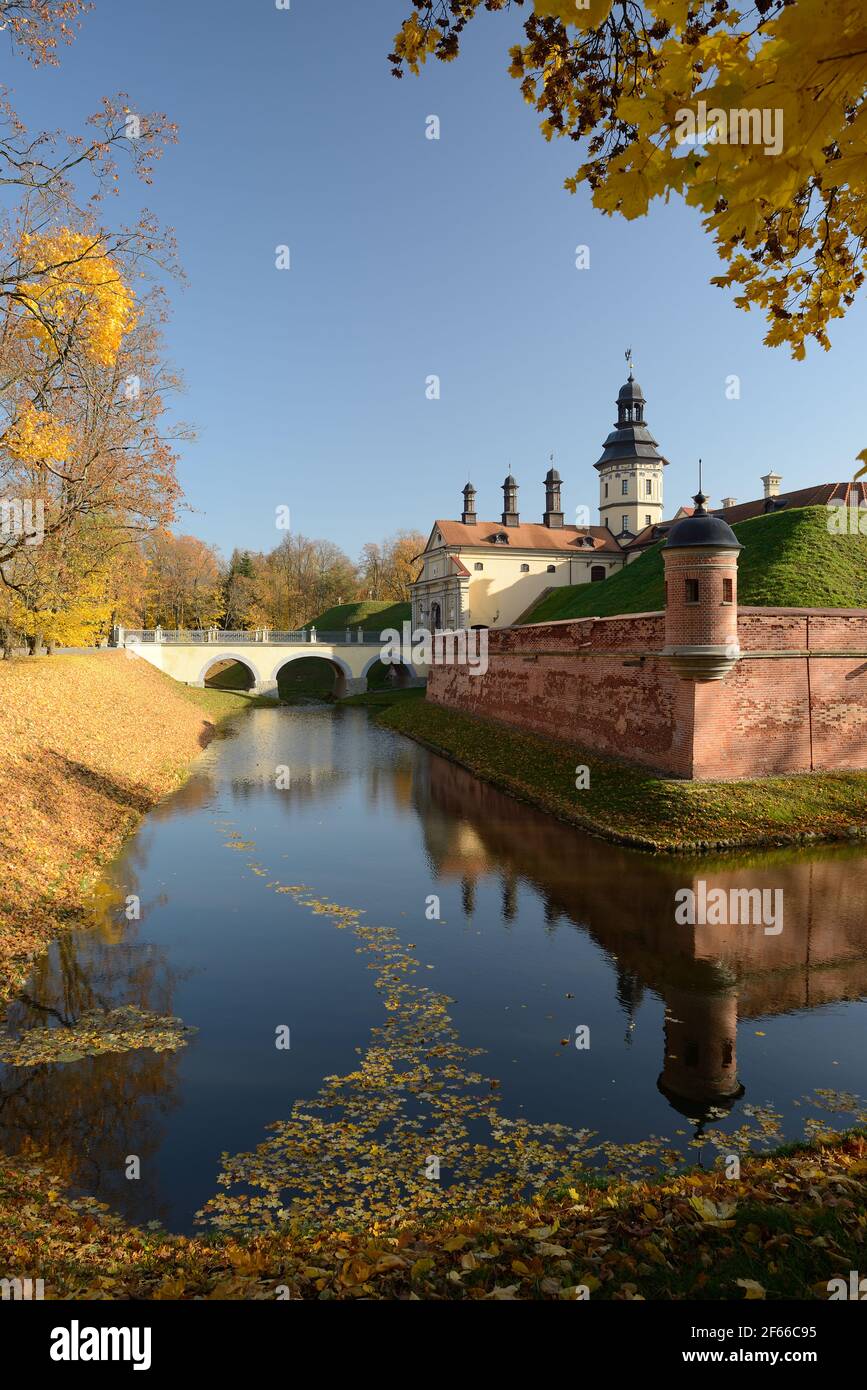 Castello di Nesvizh, Bielorussia. Il complesso del palazzo e del castello, situato a Nesvizh, nella regione di Minsk in Bielorussia. È incluso nel patrimonio dell'umanità dell'UNESCO. Foto Stock