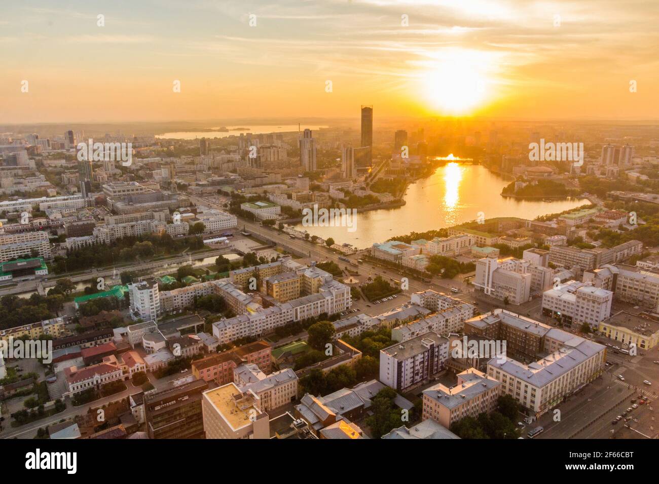 Vista aerea di Ekaterinburg durante il tramonto, Russia Foto Stock