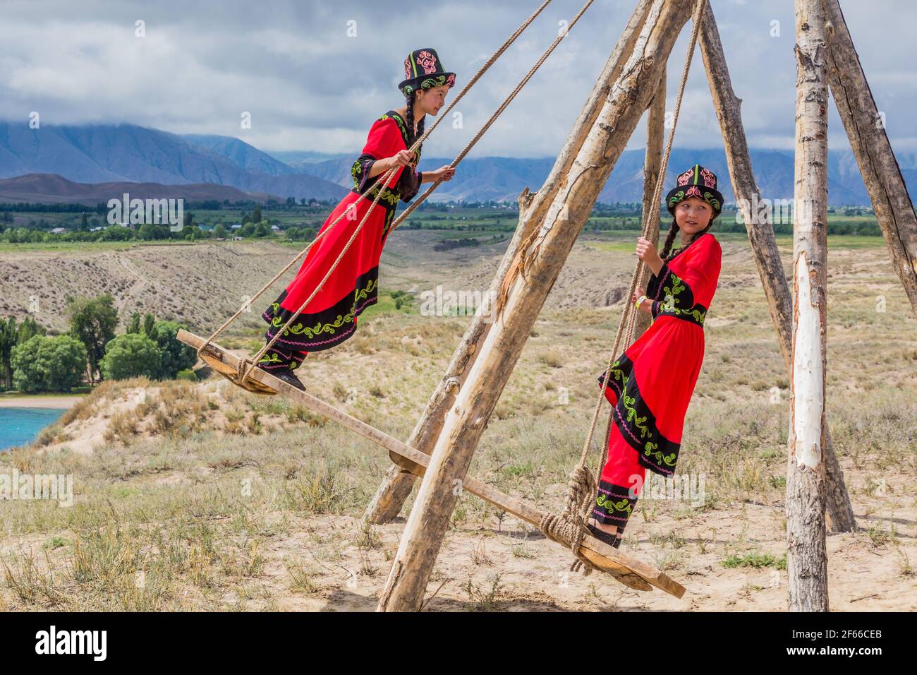 ISSYK KUL, KIRGHIZISTAN - 15 LUGLIO 2018: Ragazze locali ad un'oscillazione all'Ethnosestival Teskey Jeek alla costa del lago di Issyk Kul in Kirghizistan Foto Stock