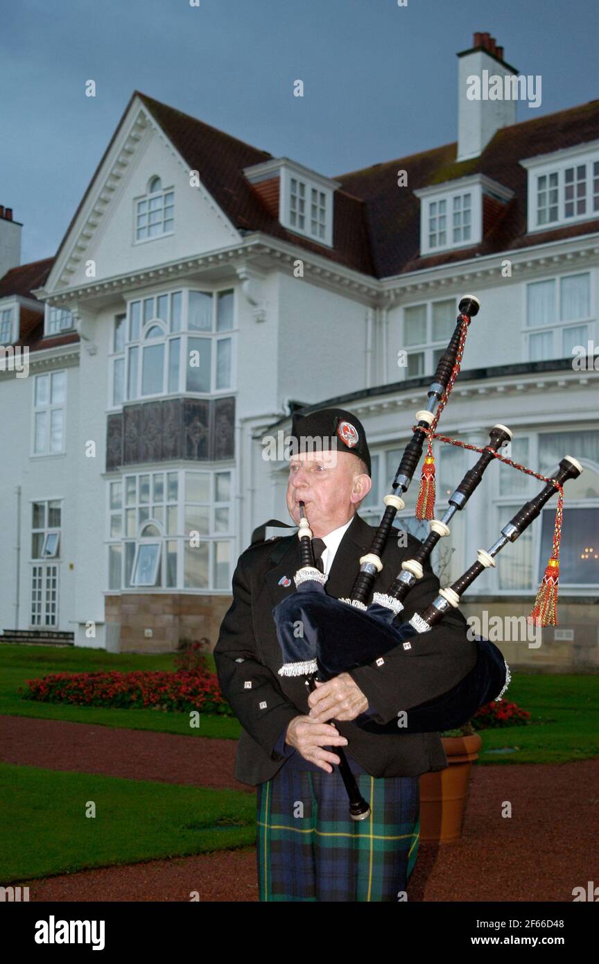 Trump Turnberry: Bagpiper giocare le cornamuse al Turnberry Resort in Scozia Foto Stock