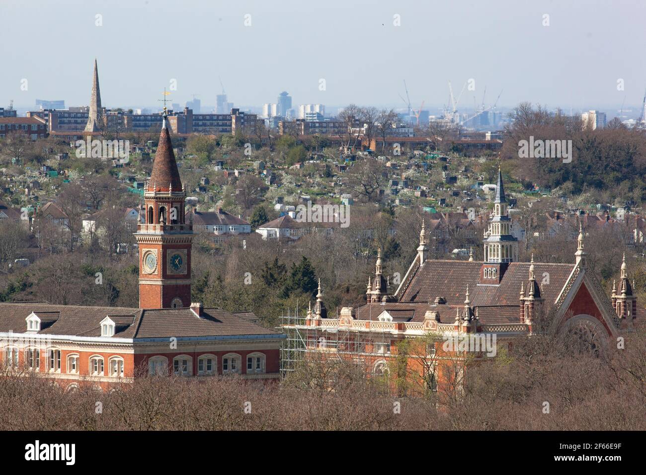 Londra, Regno Unito, 30 marzo 2021: Dulwich College visto dalla collina vicino a Dulwich Woods. Anna Watson/Alamy Foto Stock Londra, Regno Unito, 30 marzo 2021: Dulwich College visto dalla collina vicino a Dulwich Woods. Anna Watson/Alamy Foto Stock