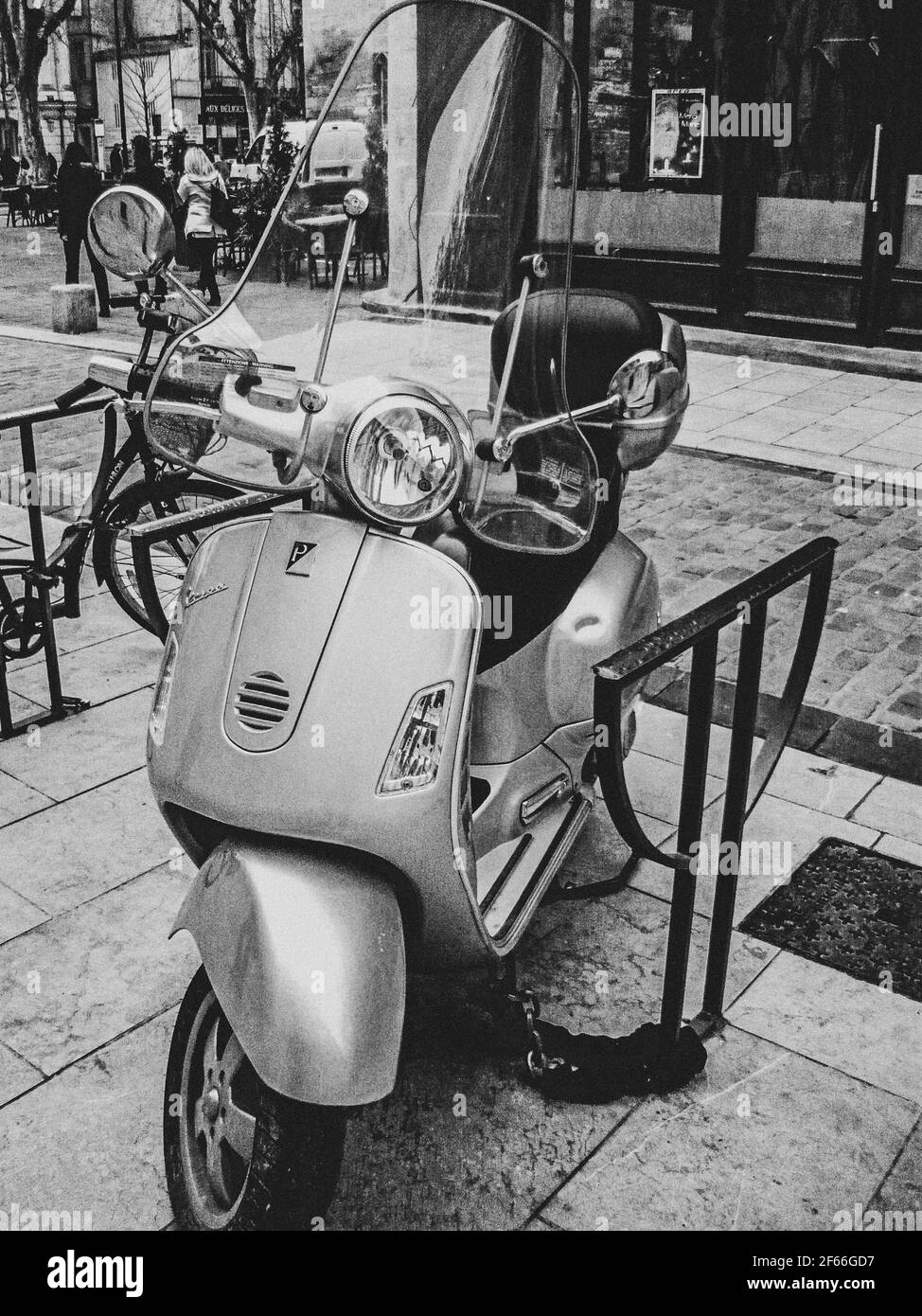 Ciclomotore incatenato in strada nel sud della Francia Foto Stock