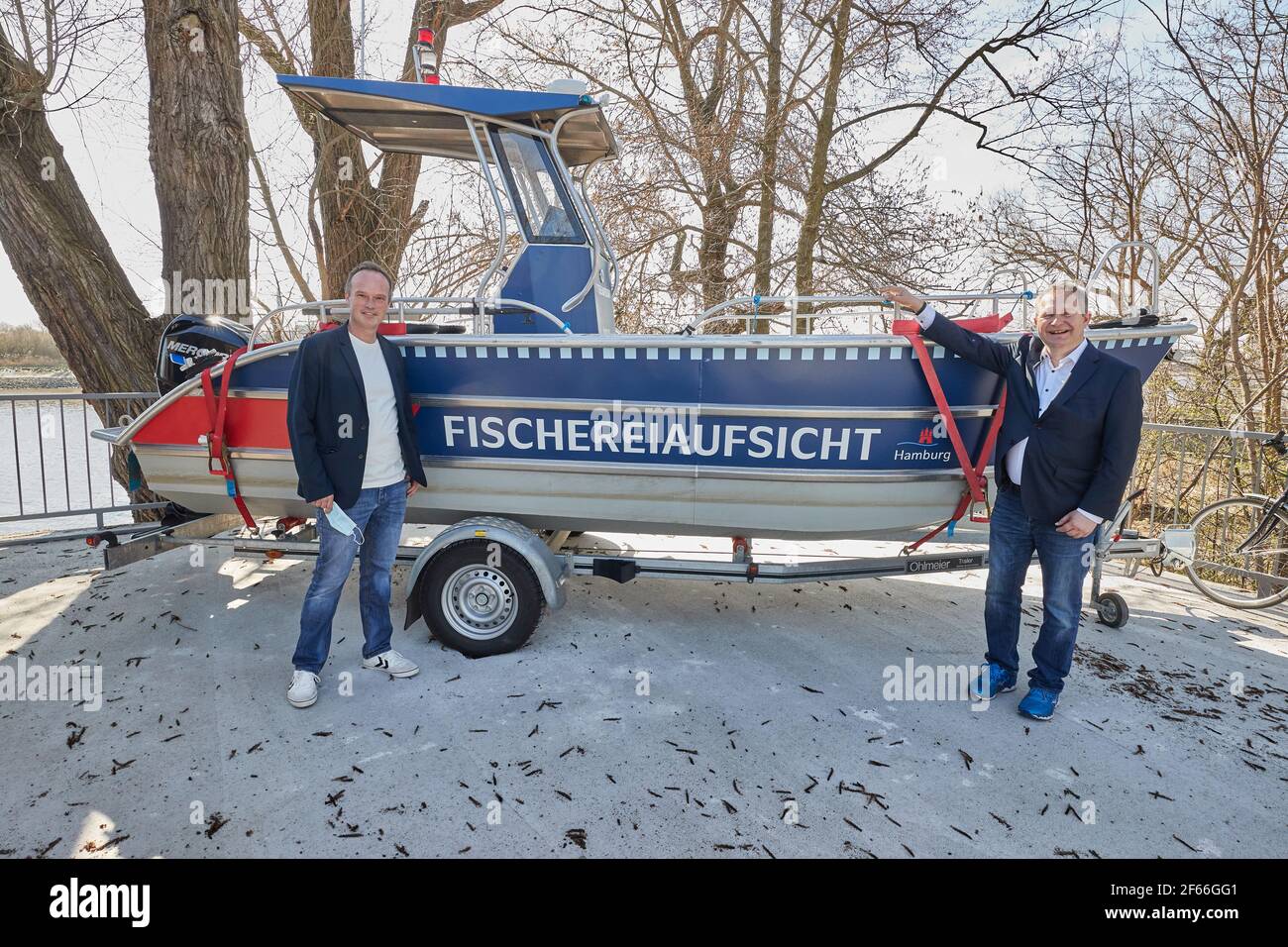 Amburgo, Germania. 30 Marzo 2021. Martin Liebetanz-Vahldiek (l), autorità per l'ambiente, il clima, l'energia e l'economia agricola Suprema autorità per la pesca, mostra Jens Kerstan (Bündnis90/Grüne), senatore per l'ambiente, il motoscafo dell'Ispettorato della pesca presso il nuovo centro di pesca di Amburgo. Situato direttamente sui fiumi Elbe e Bille, il centro di pesca è ora aperto sia ai pescatori che ai visitatori interessati. Credit: Georg Wendt/dpa/Alamy Live News Foto Stock