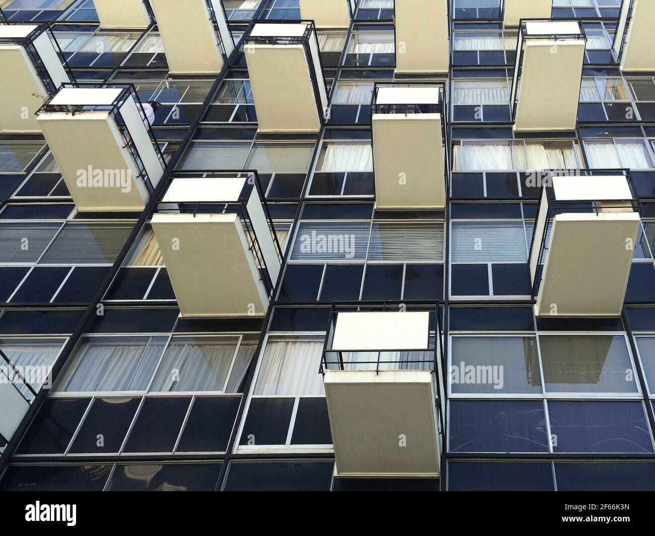 Viña del Mar, Region de Valparaiso, Cile, Sud America - i balconi unici di un edificio di architettura moderna Foto Stock