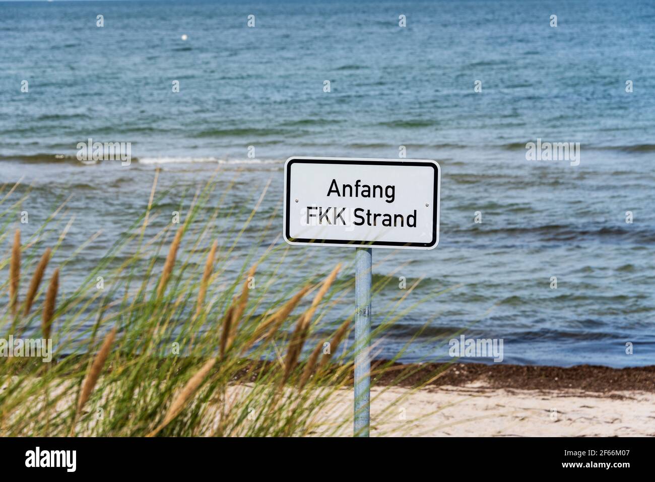 Schild 'Anfang FKK Strand' kennzeichnet den Beginn des Strandbereichs in dem Personen (Nudisten) Das Baden und Sonnen ohne Kleidung erlaubt ist Foto Stock