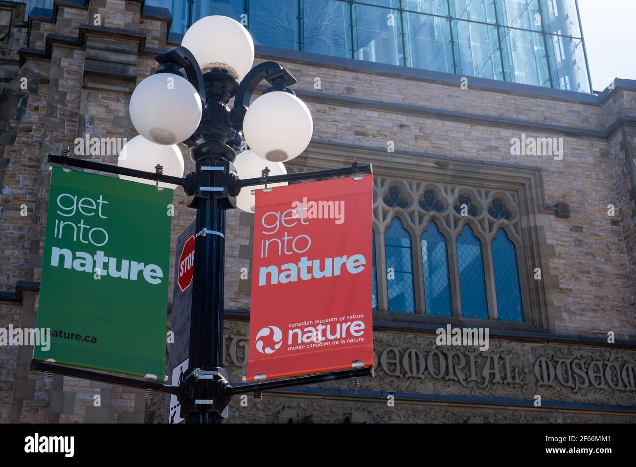 Ottawa, Ontario, Canada - 20 marzo 2021: Le bandiere "Get into Nature" appendono all'esterno del Canadian Museum of Nature. Foto Stock
