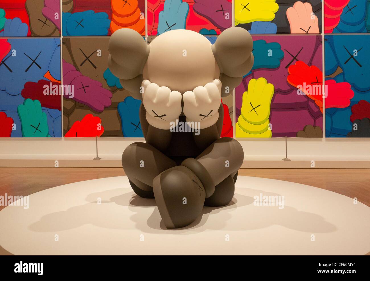 KAWS che festa mostra al Brooklyn Museum of Art in Brooklyn, New York Foto Stock