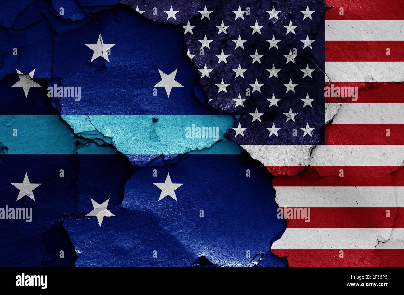 Bandiere di Anaheim e USA dipinte su pareti incrinate Foto Stock