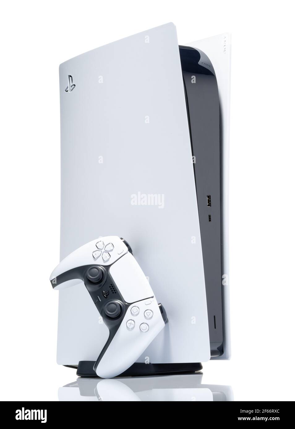 Sony PlayStation 5. PS5. Con controller DualSense. Foto Stock