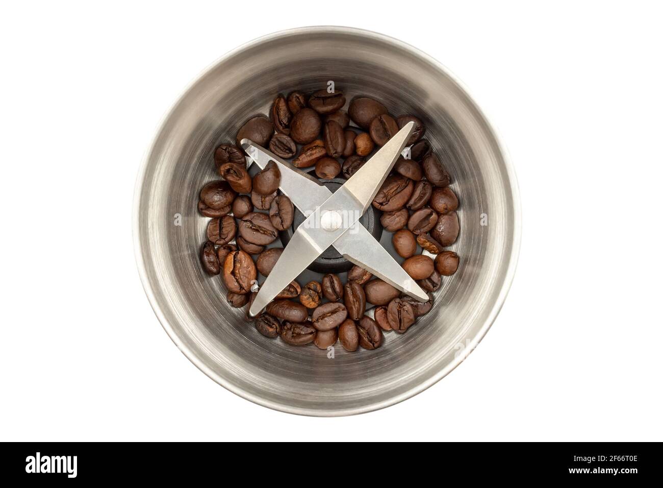 Macinacaffè in acciaio con una piccola quantità di chicchi di caffè isolati su sfondo bianco. Vista dall'alto della lama Foto Stock