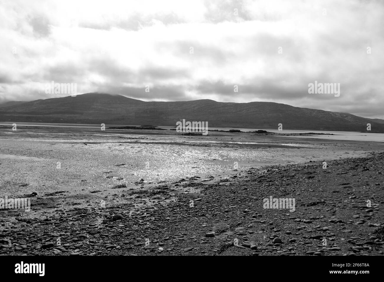 Kenmare Bay, Contea di Kerry, Irlanda. Bassa marea in un giorno nuvoloso. Foto Stock