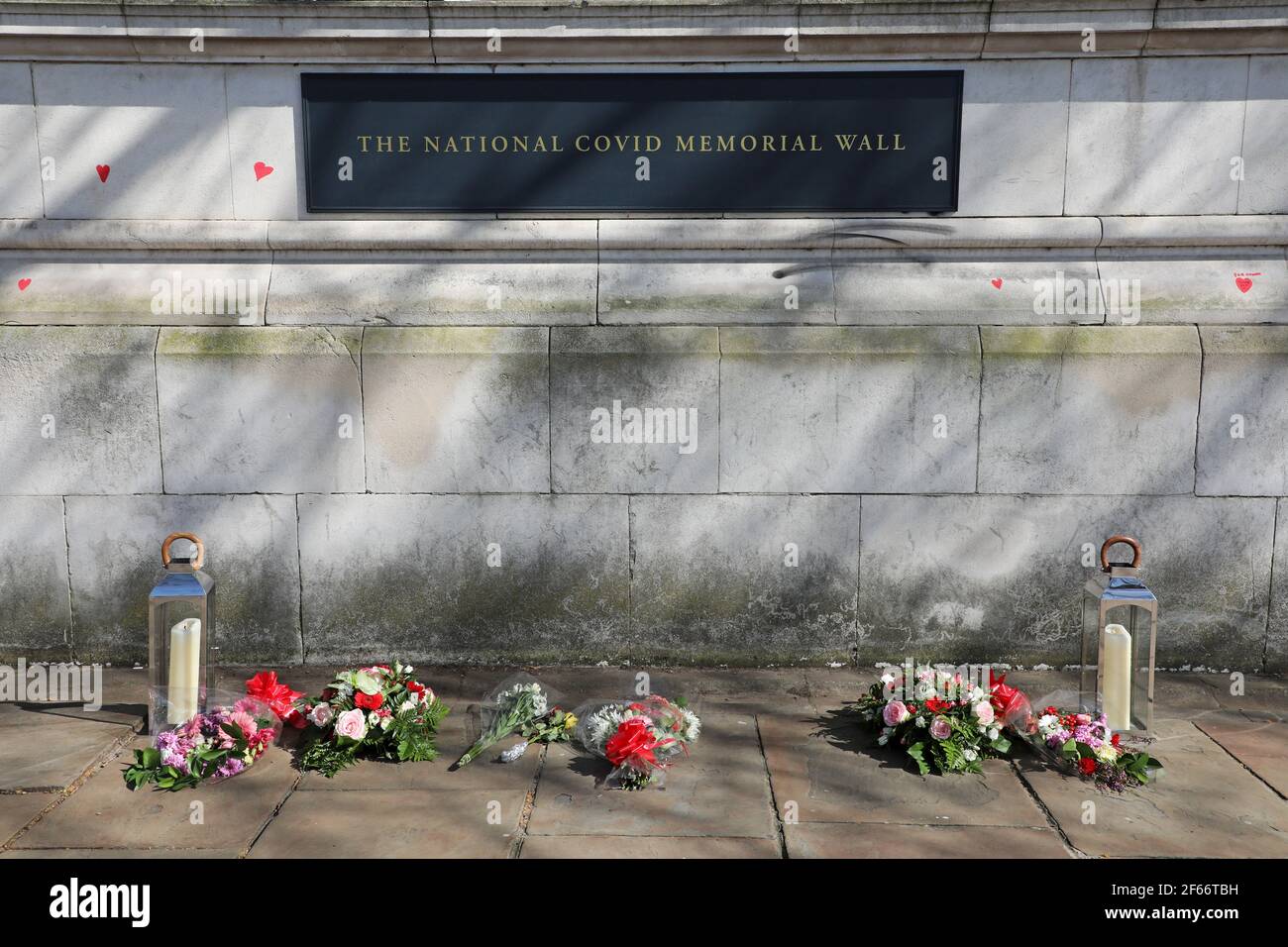 Londra, Regno Unito. 30 Marzo 2021. Hearts of the National Covid Memorial disegnato dagli amici e dalla famiglia in lutto di Covid-19 sul lungofiume del Tamigi di fronte alle Camere del Parlamento. Il primo di circa 150,000 cuori che saranno disegnati su diverse centinaia di metri del muro al di fuori del St. Thomas' Hospital di Londra, dove Boris Johnson è stato ammesso a contratto Covid l'anno scorso. Credit: Paul Brown/Alamy Live News Foto Stock