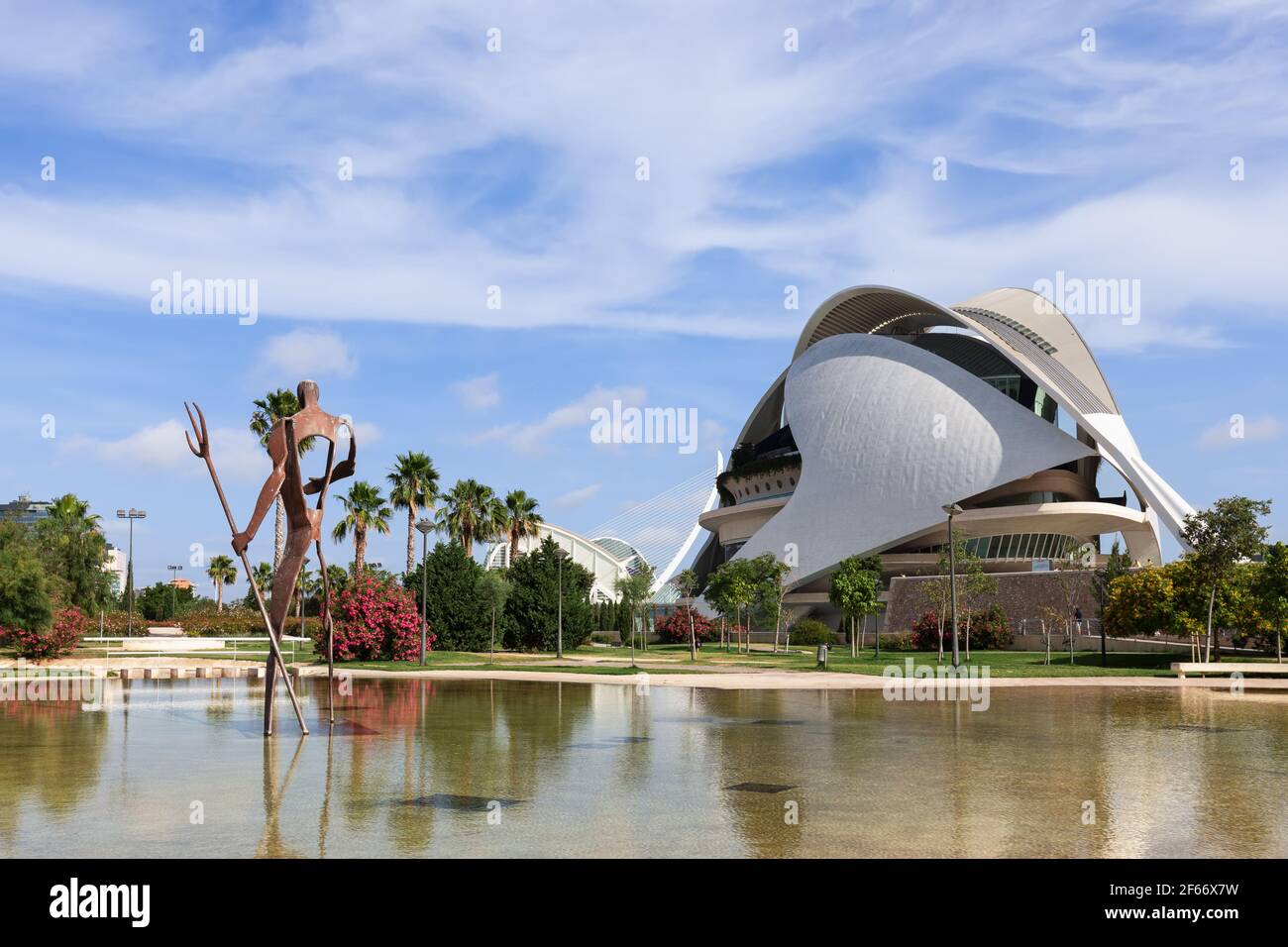 Splendida vista sul Teatro dell'Opera (Palau de les Arts Reina Sofia) Di Santiago Calatrava nella Città delle Arti e delle Scienze Foto Stock