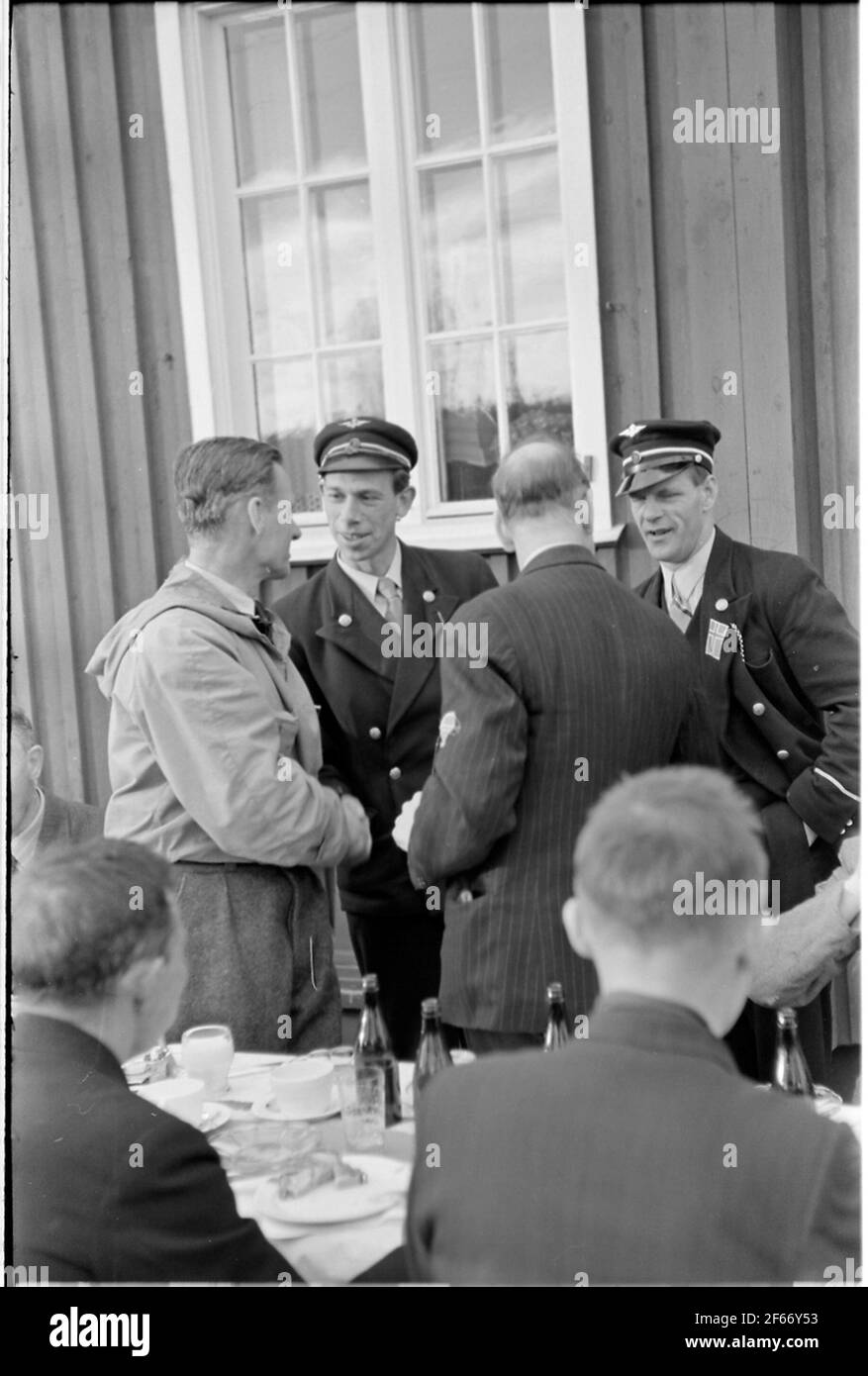 Prigionieri norvegesi, rilasciati dal campo di detenzione nazista Grini dopo la resa della Germania. Qui alla stazione di Charlottenberg. Foto Stock