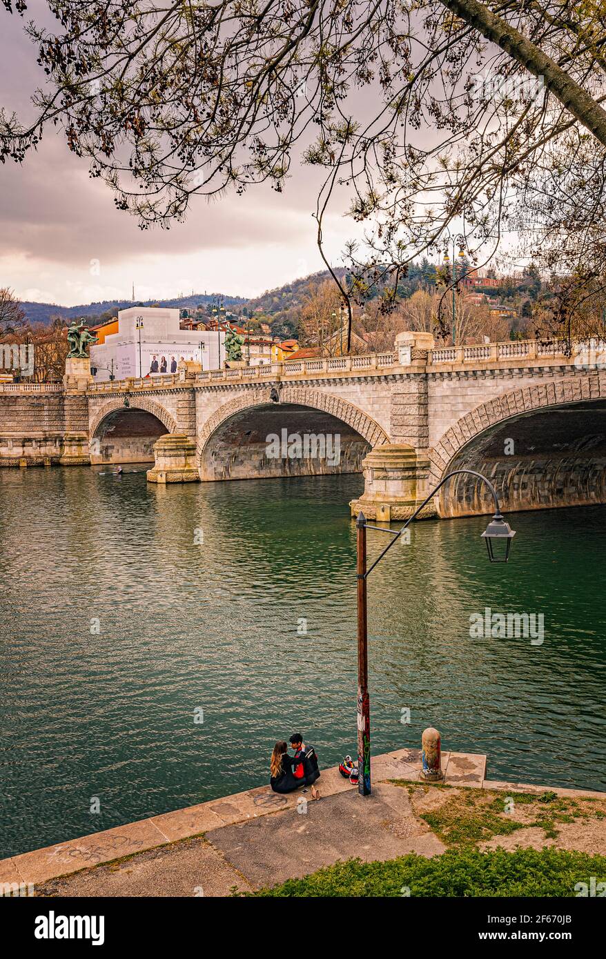 Italia Piemonte Torino Parco Valentino - 2 giovani in su Le rive del po nei pressi di Ponte Umberto I. Foto Stock