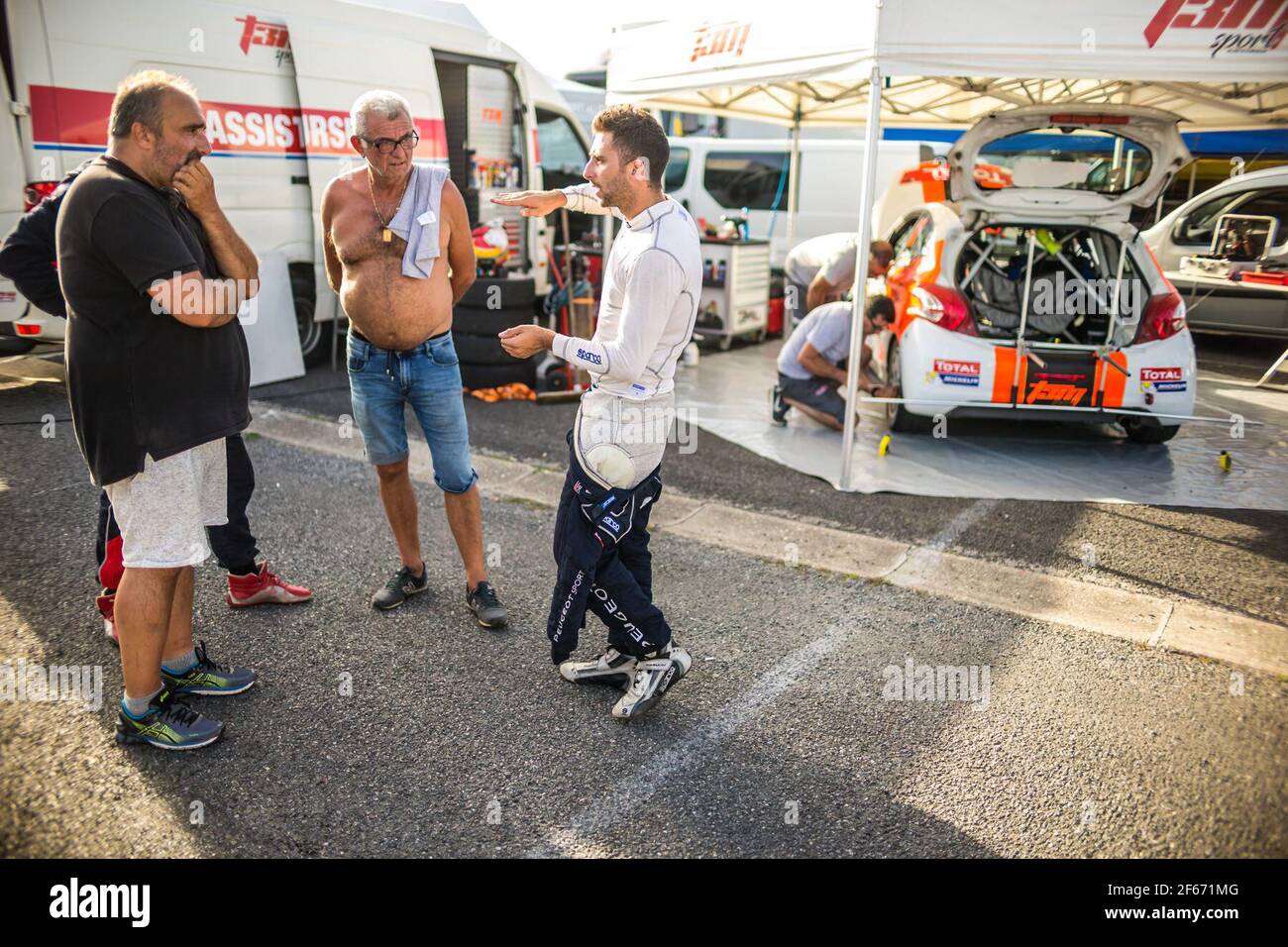 MAISANO Brandon e PEBEYRE Pierre, Peugeot 208 VTI R2, ritratto d'atmosfera durante il rallye du Rouergue 2017, il 9 luglio, Rodez, Francia - Foto Thomas Fenetre / DPPI Foto Stock