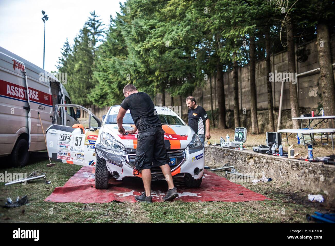 57 MAISANO Brandon, PEBEYRE Pierre, Peugeot 208 VTI R2 mecaniciens ambiente meccanico durante il rallye terre de Lozere 2017, dal 25 al 27 agosto a Mende - Foto Thomas Fenetre / DPPI Foto Stock