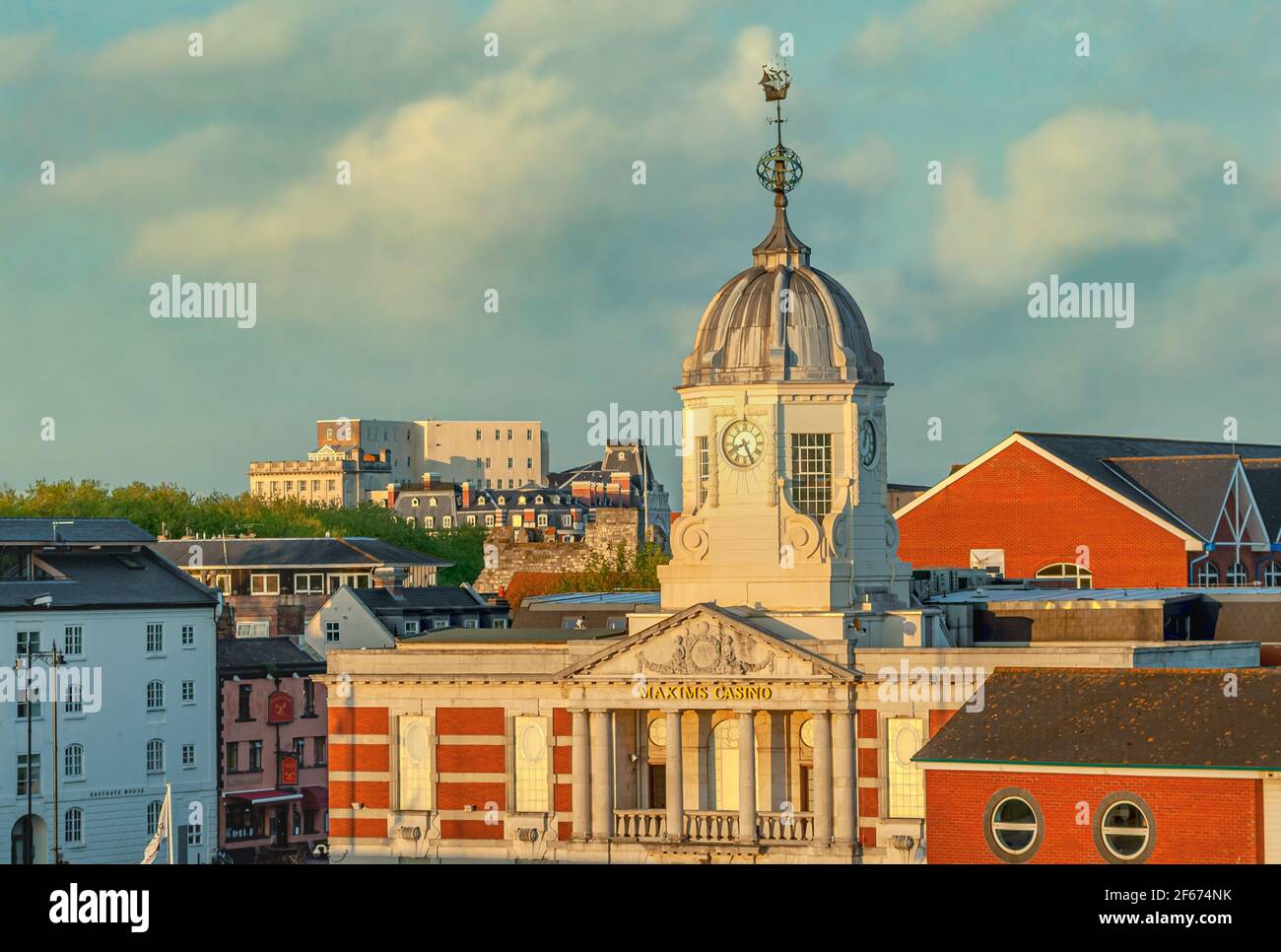 Maxims Casino al Southampton Harbour Docklands al crepuscolo, Hampshire, Inghilterra Foto Stock