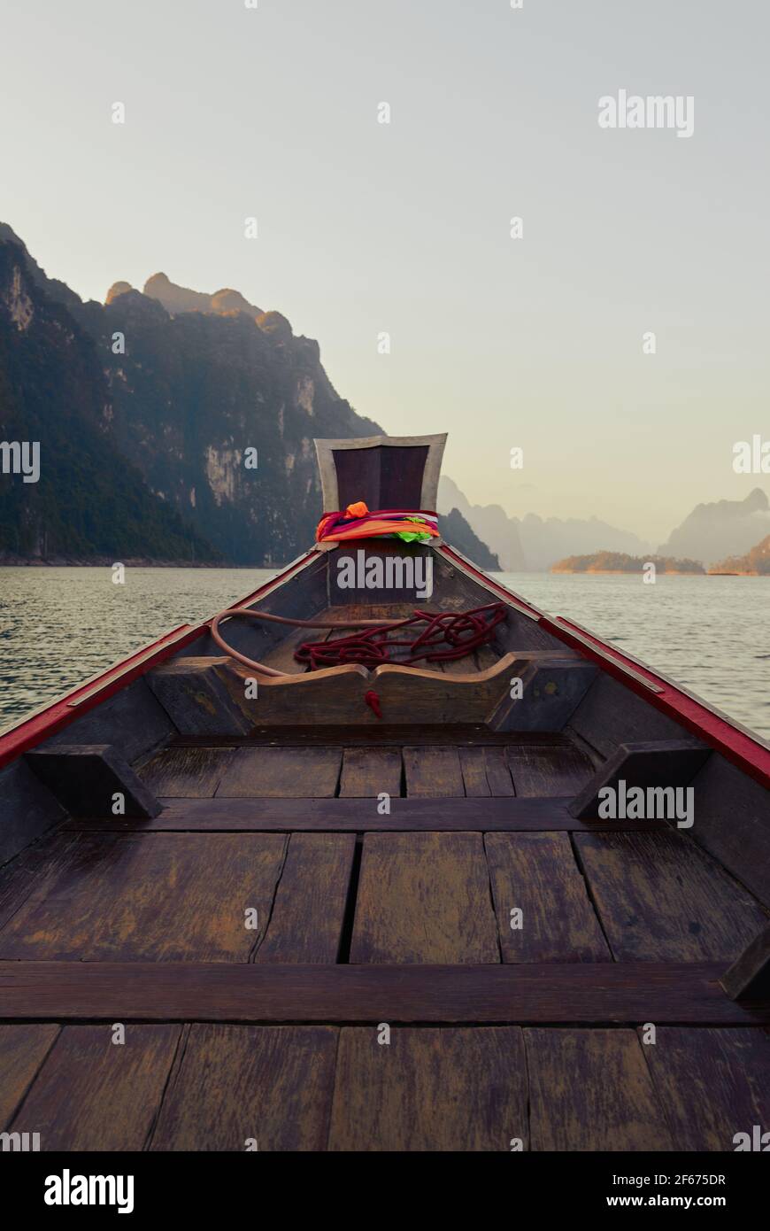 Battello passeggeri sul lago Cheow LAN nel Parco Nazionale di Khao Sok, Thailandia. Cartolina, poster, sfondo Foto Stock