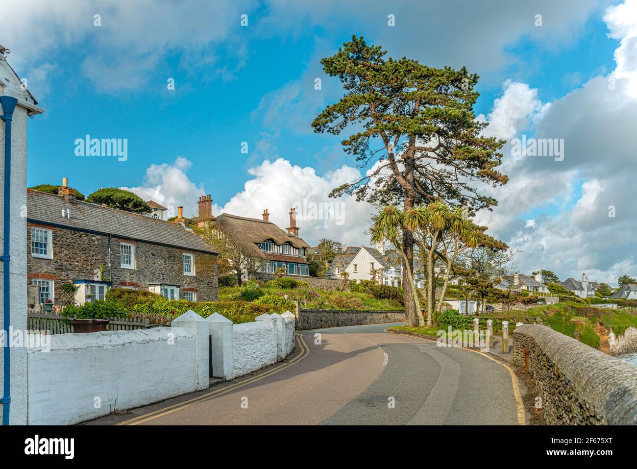 Strada costiera panoramica presso il villaggio di pescatori St.Mawes, Cornovaglia, Inghilterra, Regno Unito Foto Stock
