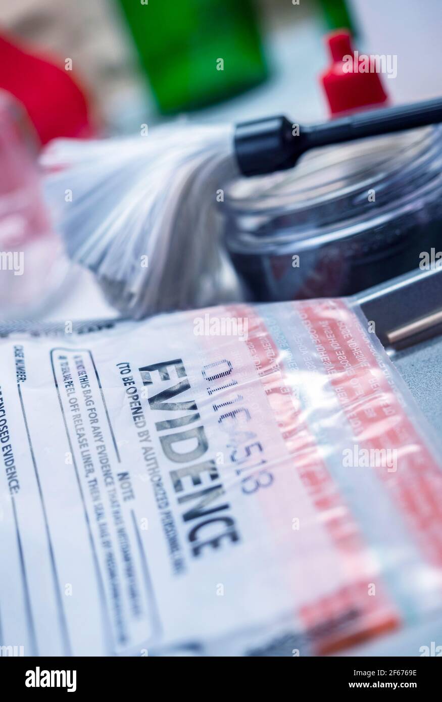 Strumenti di ricerca di base con un sacchetto di prova in laboratorio attrezzature forensi, immagine concettuale Foto Stock