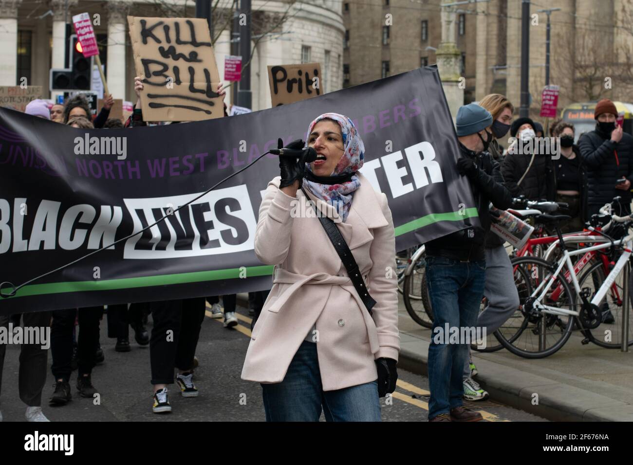 Uccidere la protesta Bill Manchester, Regno Unito durante il blocco nazionale in Inghilterra. Dimostratore con microfono davanti al banner Black Live Matter Foto Stock